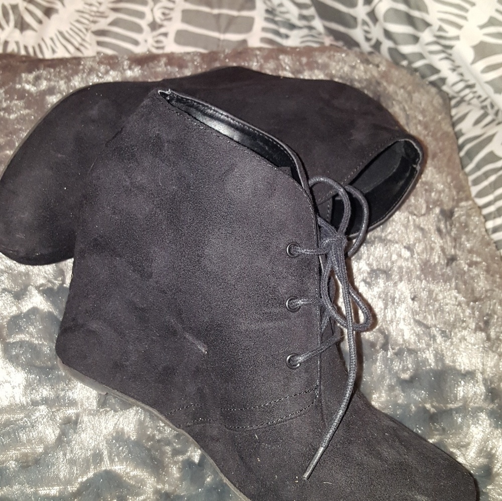 Boots - Picture 3 of 3